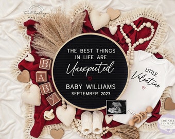 Può includere: Una lavagna nera con la scritta "The best things in life are Unexpected" e "Baby Williams September 2023". Un body bianco con la scritta "Little Valentine" e un cuore rosso. Una coperta rossa con frange bianche, blocchi di legno che compongono la parola "Baby" e altri articoli per bambini.