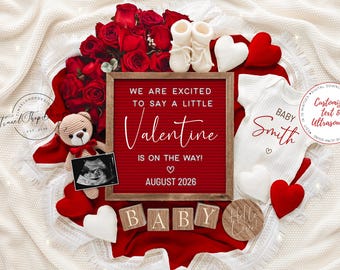 Könnte beinhalten: Eine Schwangerschaftsankündigung mit einer roten Buchstabenwand mit der Aufschrift "Wir freuen uns, ein kleines Valentine zu sagen! August 2026." Die Ankündigung enthält einen Teddybären, Babykleidung, ein Ultraschallbild und rote Rosen.