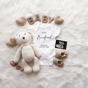 Annuncio di gravidanza digitale minimalista, annuncio di nascita, bambino di genere neutro, cuori di orsacchiotto, in attesa di rivelazione sui social media