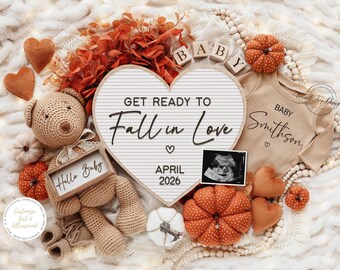 Puede incluir: Un letrero en forma de corazón con el texto "Get Ready to Fall in Love" y "April 2026" está rodeado de artículos para bebés. También hay un osito de peluche, calabazas y un body con el nombre "Smithson". La imagen tiene una paleta de colores cálidos y neutros.