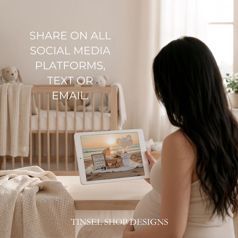 Peut inclure: Une femme tient une tablette affichant une sc&egrave;ne de plage avec une annonce de b&eacute;b&eacute;. La tablette montre un panneau en bois, un ours en peluche et des ballons. Le texte &agrave; l'&eacute;cran indique "Partager sur toutes les plateformes de m&eacute;dias sociaux, par SMS ou par e-mail."