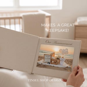 Peut inclure: Un album photo beige avec le texte "Our Announcement" et "Makes a great keepsake!". L'album affiche une sc&egrave;ne de plage avec des articles d'annonce de b&eacute;b&eacute;. Le texte "Sweet Baby is on the way" est visible.