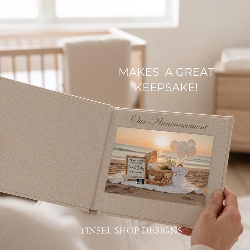 Peut inclure: Un album photo beige avec le texte "Our Announcement" et "Makes a great keepsake!". L'album affiche une sc&egrave;ne de plage avec des articles d'annonce de b&eacute;b&eacute;. Le texte "Sweet Baby is on the way" est visible.