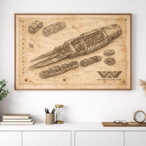 Może przedstawiać: Oprawiony wydruk z szczegółowym planem statku kosmicznego, z tekstem "Weyland-Yutani Corp.". Grafika w odcieniach brązu i beżu, oprawiona w drewnianą ramę, odpowiednia do domu lub biura.