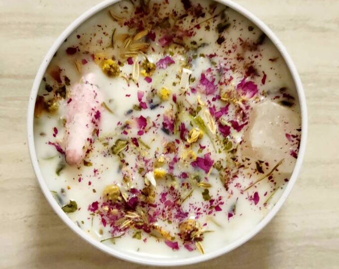 AQUARIUS ZODIAC CANDLE with Rhodonite and Rose Quartz crystals, Pine and Juniper Scented