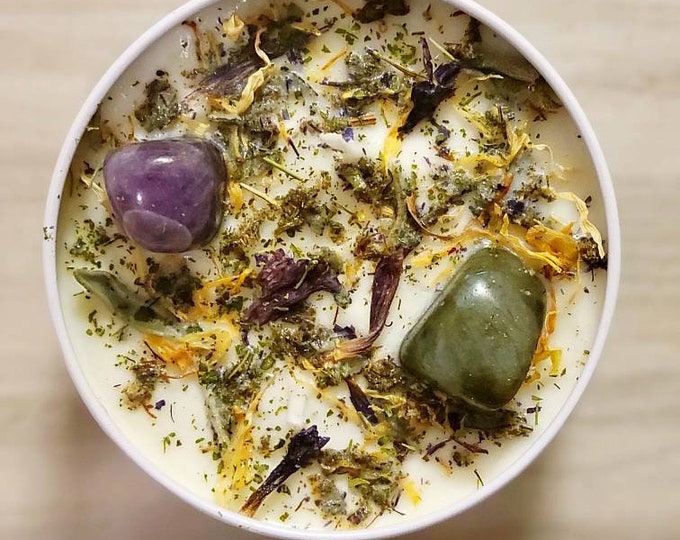 PISCES ZODIAC CANDLE with Labradorite and Amethyst crystals, Rose and Juniper Scented
