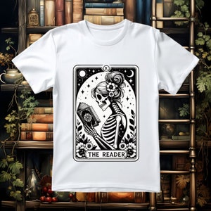 EL LECTOR, calavera de cartas del tarot con libro, opciones de camiseta/ top corto/ suéter Bookish, opciones de color de texto, booktok, lector Witchy