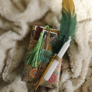 Blind Date mit einem Tarot Deck, Blind Date mit einem Orakel Deck, Handverlesenes Tarot oder Orakel Deck mit Aufklebern, Tee, Weihrauch, Kerze und Lesezeichen