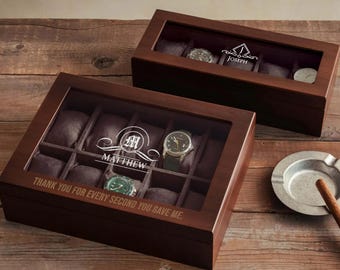 Könnte beinhalten: Zwei Uhrenaufbewahrungsboxen aus dunklem Holz mit Glasdeckeln. Die größere Box trägt den Namen Matthew, ein Monogramm und den Text Thank you for every second you gave me. Die kleinere Box trägt den Namen Joseph und ein Monogramm. Beide enthalten Uhren.