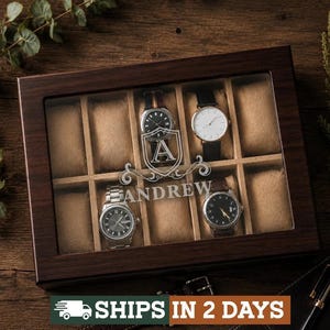 Peut inclure: Un coffret de rangement pour montres en bois foncé avec un couvercle en verre gravé d'un écusson blanc, de la lettre A et du nom ANDREW. L'intérieur comporte dix compartiments en velours beige, dont quatre contiennent des montres-bracelets.