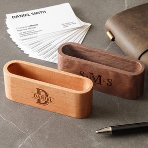 Gegraveerde visitekaarthouder, gepersonaliseerde houten kaarthouder, cadeau voor baas, Vaderdagcadeau voor hem, gepersonaliseerd cadeau voor hem<3D>
