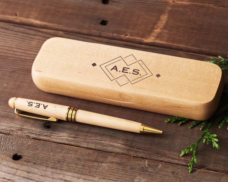 a pen sitting on top of a wooden box