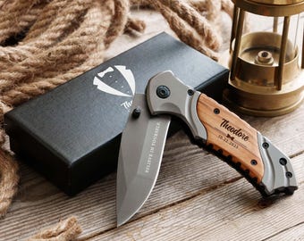Groomsmen Gifts, Personalized Pocket Knife, Gift for Him: Best Man, Husband, Boyfriend, Dad, Fisherman, Camping Lover, Hunting <W>