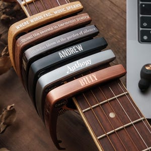 Regalos para él, cejilla de guitarra personalizada, ideas de regalos personalizados para guitarristas o músicos.