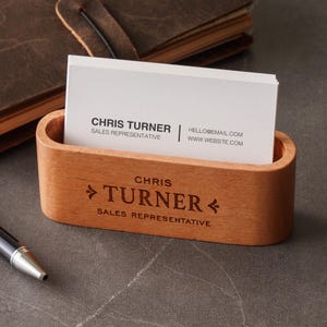 Personalisierter Visitenkartenhalter, personalisiertes Schreibtischschild, Geschenk zum Vatertag, personalisiertes Geschenk für ihn, professioneller Visitenkartenhalter <3D>
