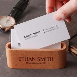 Porta biglietti da visita in legno personalizzato, espositore per biglietti da visita, regalo personalizzato per collega, espositore per biglietti da visita, regalo per la festa del papà per lui<3D>