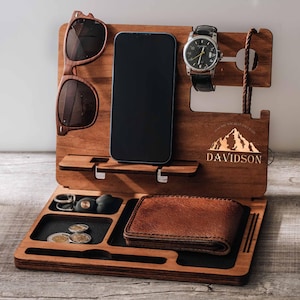 Estación de acoplamiento personalizada con grabado de madera, regalo personalizado para papá, soporte para teléfono, regalo personalizado para hombres, ideas de regalo para el Día del Padre para hombres