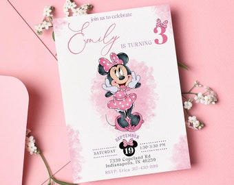 Puede incluir: Invitación de cumpleaños rosa con un fondo de acuarela que presenta un personaje de dibujos animados de Minnie Mouse. La invitación dice "Únete a nosotros para celebrar que Emily cumple 3 años". La invitación incluye la fecha, la hora y el lugar de la fiesta.