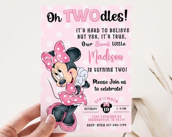 Könnte beinhalten: Eine rosa und weiße Einladung mit weißen Punkten und einem Cartoon-Bild von Minnie Mouse. Die Einladung lautet "On TWOdles!" und enthält den Text "It's hard to believe but yes, it's true, Our Sweet little Madison is turning TWO! Please join us to celebrate!" Die Einladung enthält auch das Datum, die Uhrzeit und den Ort der Veranstaltung.