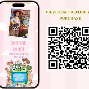 K&ouml;nnte beinhalten: Ein Smartphone-Bildschirm zeigt eine digitale Geburtstagseinladung mit rosa Wolkenhintergrund, einem Foto eines Kindes im Cowboy-Kost&uuml;m und Toy Story-Figuren. Der Text lautet 'see you soon!', 'SATURDAY JUNE 25 AT 2:00PM' und ein QR-Code ist zu sehen.