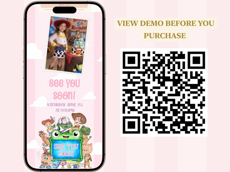 K&ouml;nnte beinhalten: Ein Smartphone-Bildschirm zeigt eine digitale Geburtstagseinladung mit rosa Wolkenhintergrund, einem Foto eines Kindes im Cowboy-Kost&uuml;m und Toy Story-Figuren. Der Text lautet 'see you soon!', 'SATURDAY JUNE 25 AT 2:00PM' und ein QR-Code ist zu sehen.