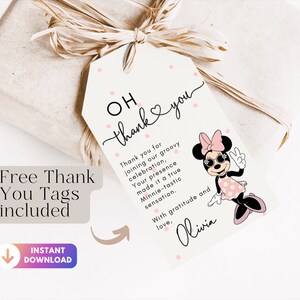 K&ouml;nnte beinhalten: Ein wei&szlig;es Dankesch&ouml;n-Etikett mit rosa Punkten und einer Cartoon-Illustration von Minnie Mouse mit Sonnenbrille und einer rosa Schleife. Der Text auf dem Etikett lautet "OH thank you" und "Thank you for joining our groovy celebration, Your presence made it a true Minnie-tastic sensation. With gratitude and love, Olivia."