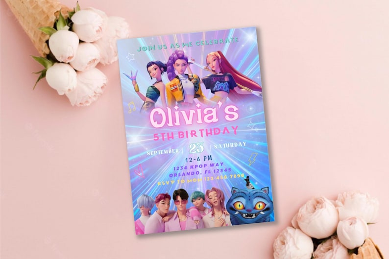 以下が含まれることがあります： アニメーションのキャラクターと「Olivia's 5th Birthday」の文字が入った、カラフルな誕生日招待状。招待状には日付、時間、場所が記載されています。デザインはピンク色の背景に、花の装飾が施されています。