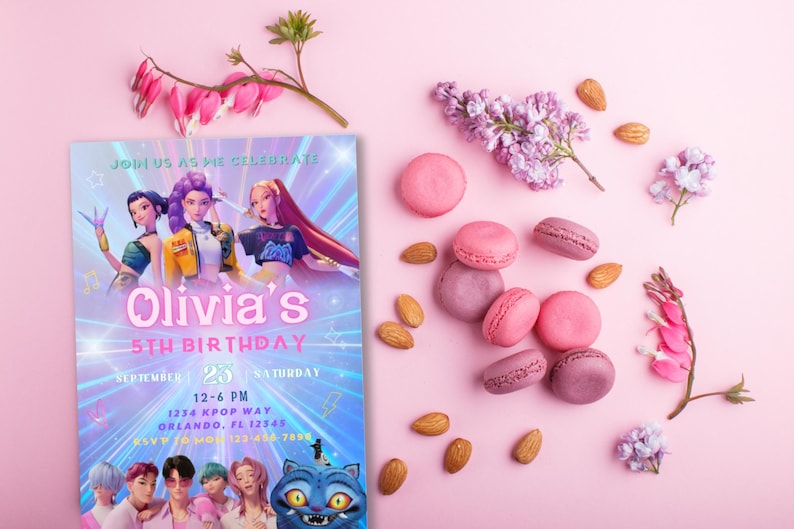 以下が含まれることがあります： 「Olivia's」と「5th Birthday」の文字が入った、漫画をテーマにした誕生日招待状。ピンクのマカロン、アーモンド、花がピンクの背景に散りばめられています。