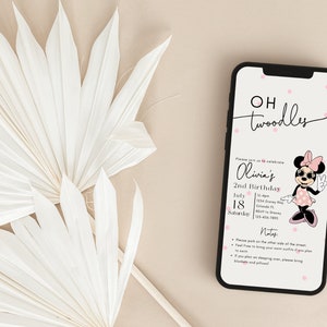 K&ouml;nnte beinhalten: Eine digitale Einladung in Rosa und Wei&szlig; mit einem Cartoon-Bild von Minnie Mouse, die eine Sonnenbrille tr&auml;gt. Der Text lautet "Oh twoodles" und "Olivia's 2nd Birthday". Die Einladung enth&auml;lt Datum, Uhrzeit und Ort der Party.