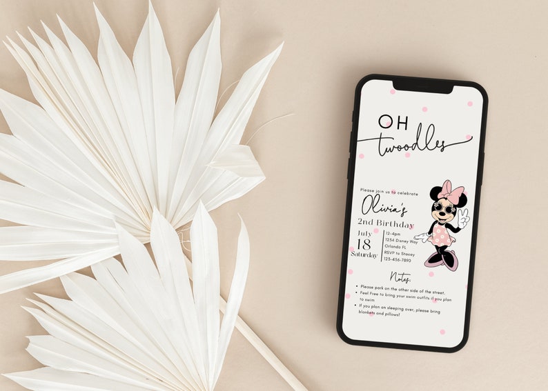 K&ouml;nnte beinhalten: Eine digitale Einladung in Rosa und Wei&szlig; mit einem Cartoon-Bild von Minnie Mouse, die eine Sonnenbrille tr&auml;gt. Der Text lautet "Oh twoodles" und "Olivia's 2nd Birthday". Die Einladung enth&auml;lt Datum, Uhrzeit und Ort der Party.