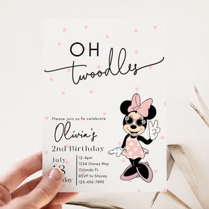 K&ouml;nnte beinhalten: Eine rosafarbene und wei&szlig;e Geburtstagseinladung mit einem Cartoon-Bild von Minnie Mouse, die eine Sonnenbrille tr&auml;gt und ein Peace-Zeichen macht. Der Text auf der Einladung lautet "OH twoodles Olivia's 2nd Birthday July 3 day 12-4pm 1234 Disney Way Orlando FL RSVP to Stacey 123-456-7890".