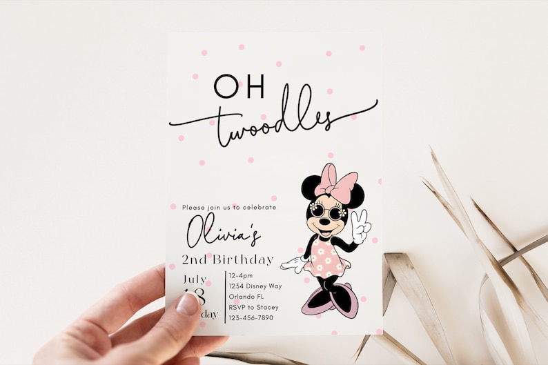 K&ouml;nnte beinhalten: Eine rosafarbene und wei&szlig;e Geburtstagseinladung mit einem Cartoon-Bild von Minnie Mouse, die eine Sonnenbrille tr&auml;gt und ein Peace-Zeichen macht. Der Text auf der Einladung lautet "OH twoodles Olivia's 2nd Birthday July 3 day 12-4pm 1234 Disney Way Orlando FL RSVP to Stacey 123-456-7890".