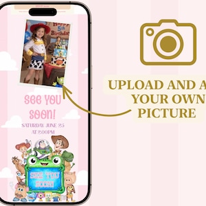 K&ouml;nnte beinhalten: Ein Smartphone-Bildschirm zeigt eine digitale Einladungsvorlage mit rosa Hintergrund und wei&szlig;en Wolken. Die Einladung enth&auml;lt Zeichentrickfiguren, den Text "see you soon!", "SATURDAY JUNE 25 AT 2:00PM" und einen Platzhalter f&uuml;r ein Foto.