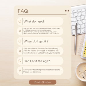 K&ouml;nnte beinhalten: Ein beige-brauner FAQ-Bereich mit einem Frage-Antwort-Format. Die Fragen lauten "Was bekomme ich?", "Wann bekomme ich es?" und "Kann ich das Alter bearbeiten?" Die Antworten beschreiben die digitalen Download-Dateien, die im Kauf enthalten sind, die Verf&uuml;gbarkeit der Dateien und die M&ouml;glichkeit, das Alter auf den Vorlagen zu bearbeiten. Der Text "Printly Studios" befindet sich am unteren Rand des Bildes.