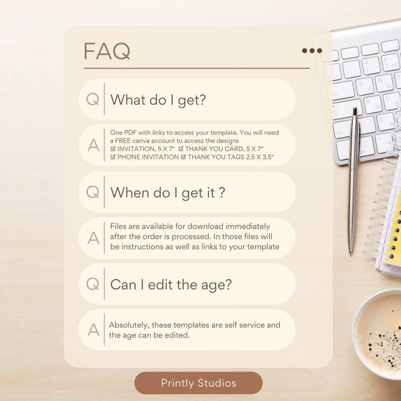 K&ouml;nnte beinhalten: Ein beige-brauner FAQ-Bereich mit einem Frage-Antwort-Format. Die Fragen lauten "Was bekomme ich?", "Wann bekomme ich es?" und "Kann ich das Alter bearbeiten?" Die Antworten beschreiben die digitalen Download-Dateien, die im Kauf enthalten sind, die Verf&uuml;gbarkeit der Dateien und die M&ouml;glichkeit, das Alter auf den Vorlagen zu bearbeiten. Der Text "Printly Studios" befindet sich am unteren Rand des Bildes.