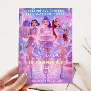 Könnte beinhalten: Eine Party-Einladung mit einem lila und rosa Thema. Die Einladung zeigt drei animierte Figuren, den Text "Olivia wird 8" und Veranstaltungsdetails. Die Einladung enthält den Text "Aufruf an alle Jäger, lasst uns diese Party schlagen!"
