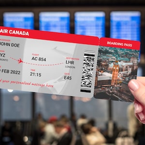 Könnte beinhalten: Eine rot-weiße Air Canada Bordkarte mit dem Namen des Passagiers, den Flugdaten und dem Zielort. Die Karte hat einen Barcode und ein Foto der Londoner Skyline mit Big Ben.