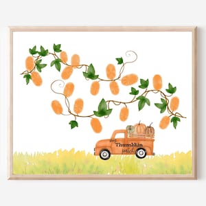 Pode incluir: Uma impressão de arte de outono imprimível com um caminhão laranja com abóboras e o texto "my thumbkin patch". O caminhão está dirigindo por um campo de grama verde com uma videira de abóboras laranja de impressão digital crescendo acima.