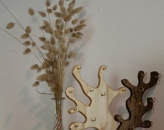 Árbol de joyería de madera.