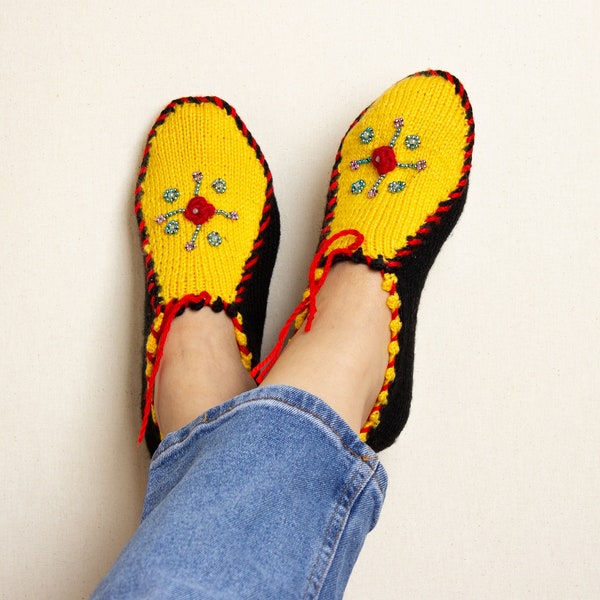Beaded floral pattern slippers, Winter warm indoor slipper socks, Soft floor shoe, House shoes. Size: 36eu-38eu. 22cm - 8.5 Inch