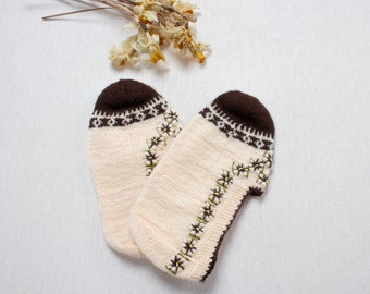 Knit booties with floral patterns. Warm Socks, Wool Slipper, Knitted Slipper, Knit Booty. Size: 36eu-38eu. 22 cm - 8.5 Inch