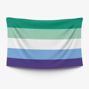 Peut inclure: Un drapeau à bandes horizontales vertes, vert clair, blanches, bleu clair et violettes. Le drapeau est en tissu et est suspendu sur un fond blanc.