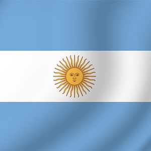 Op de afbeelding: De vlag van Argentinië, een horizontale driekleur in lichtblauw en wit met een gouden zon in het midden van de witte band.