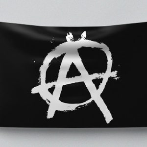 Puede incluir: Una bandera negra con un símbolo de anarquía blanco. El símbolo es un círculo con una A en su interior, y las líneas de la A están cruzadas.