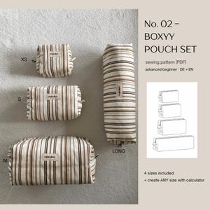 Może przedstawiać: Zestaw czterech paskowanych torebek z tkaniny w kolorze beżowym i brązowym, oznaczonych XS, S, M i LONG. Na zdjęciu widnieje tekst "No. 02 - BOXYY POUCH SET" oraz szczegóły dotyczące wzoru szycia.