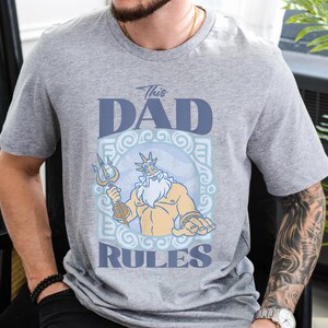 King Triton The Dad Rules Father's Day Shirt, Disney The Little Mermaid T-shirt, Princess Ariel Tee, Birthday Gift, Disneyland Family Trip bild 3