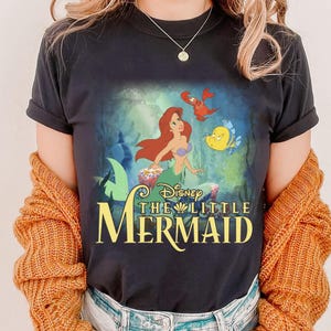 Camiseta vintage de La Sirenita, camiseta de Sirenas y sus amigos, camiseta de la princesa Ariel, vacaciones familiares en Disney, viaje a Disneyland. imagen 2