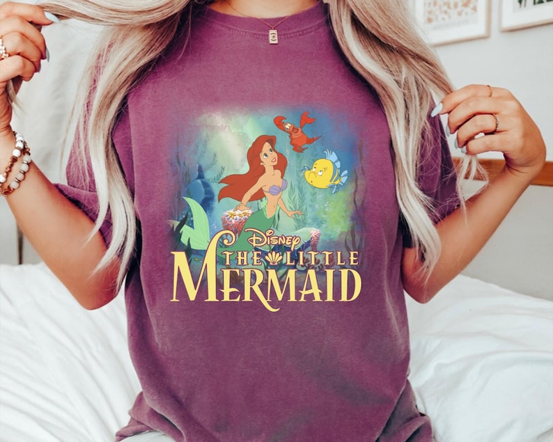 Camiseta vintage de La Sirenita, camiseta de Sirenas y sus amigos, camiseta de la princesa Ariel, vacaciones familiares en Disney, viaje a Disneyland. imagen 4