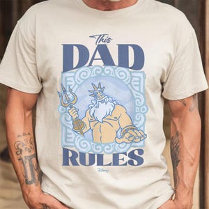 King Triton The Dad Rules Father's Day Shirt, Disney The Little Mermaid T-shirt, Princess Ariel Tee, Birthday Gift, Disneyland Family Trip bild 1