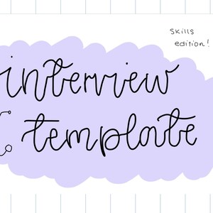 Może przedstawiać: Fioletowa chmura z tekstem "interview template" napisanym czarnym, ozdobnym pismem. Tekst "skills edition!" jest napisany czarnym, ozdobnym pismem w prawym górnym rogu obrazu. Mały, czarny stetoskop jest narysowany w lewym dolnym rogu obrazu.